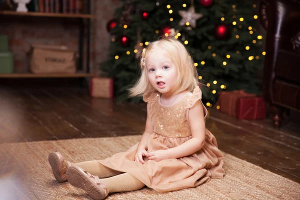 Meisje onder de kerstboom Stockfoto