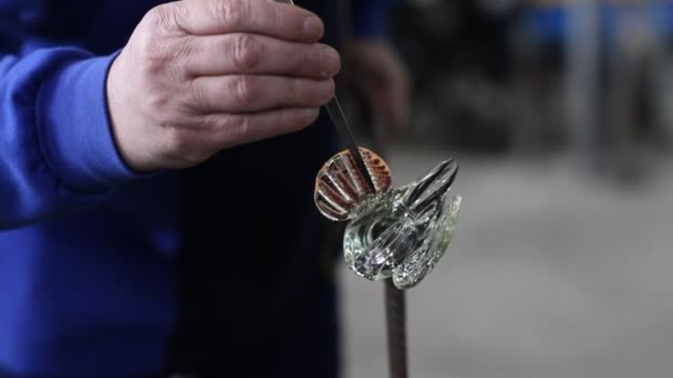 Glass crafting worker make glass souvenir — Stock Video