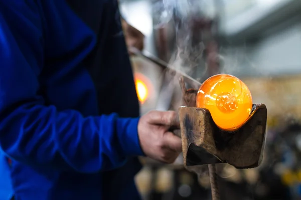 Glass crafting worker make glass souvenir — Stock Photo, Image