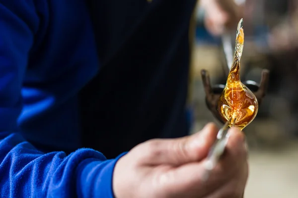 Glass crafting worker make glass souvenir — Stock Photo, Image