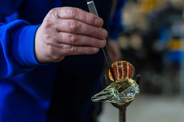 Стеклянный рабочий делает стеклянный сувенир — стоковое фото
