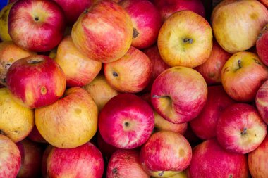 Ahşap kasalar içinde ekolojik elma