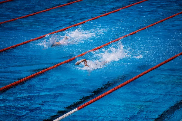 Olympisches Schwimmbad mit Schwimmerkrabbelrennen — Stockfoto