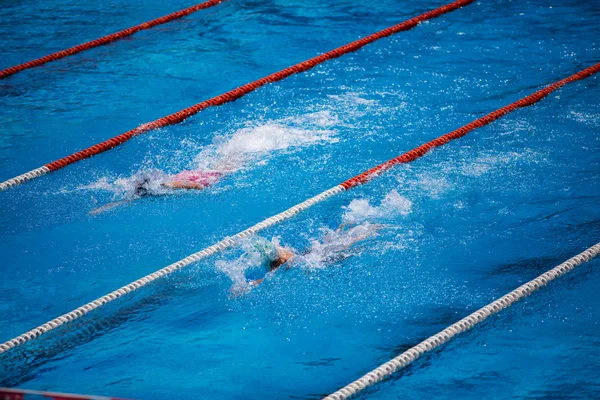 Piscina olimpionica con gara di nuoto strisciante — Foto Stock