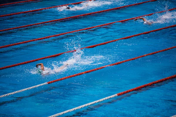 Олимпийский бассейн с бегом на пловцах — стоковое фото