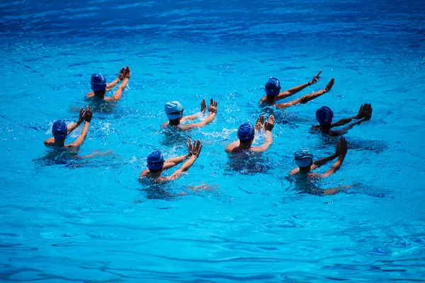 동기화 된 수영 팀 — 스톡 사진