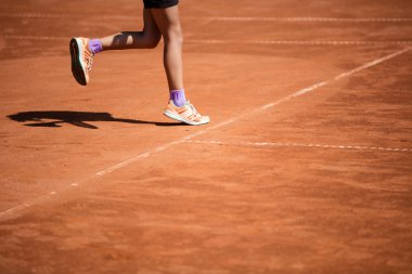 Toprak kortta tenis oyunu