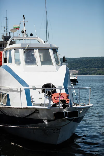 White yacht at harbor — Stock Photo, Image