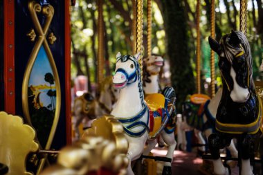 Bir karnaval neşeli yuvarlak git atları ile Carousel