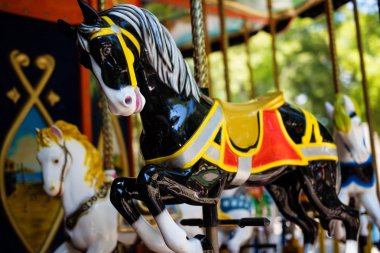 Bir karnaval neşeli yuvarlak git atları ile Carousel