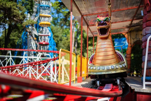 Roller Coaster dans le parc d'attractions drôle — Photo