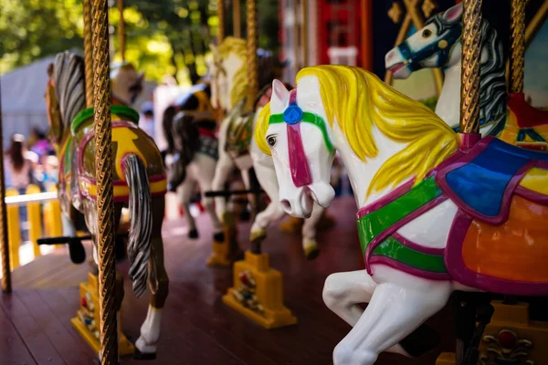 Bir karnaval neşeli yuvarlak git atları ile Carousel — Stok fotoğraf