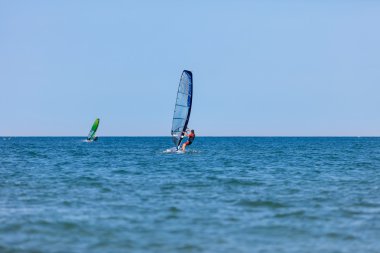 Adet Rüzgar Sörfü ile deniz dalgaları üzerinde windsurf