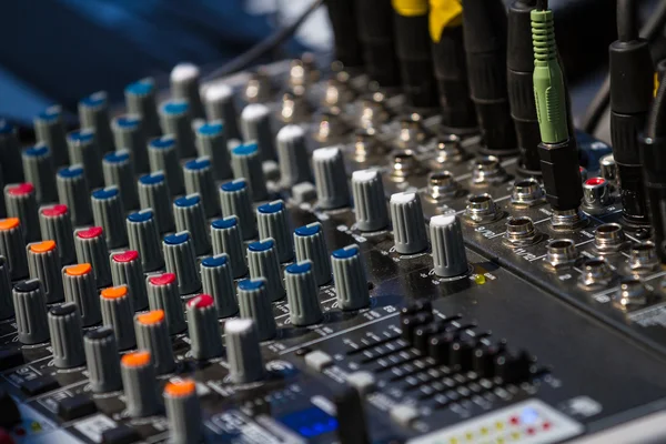 Vecchio pannello di controllo del mixer audio — Foto Stock