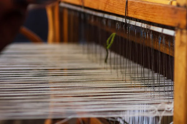 織機と糸の糸を織り — ストック写真