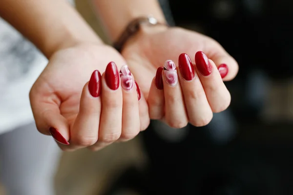 Mani delle donne con manicure — Foto Stock