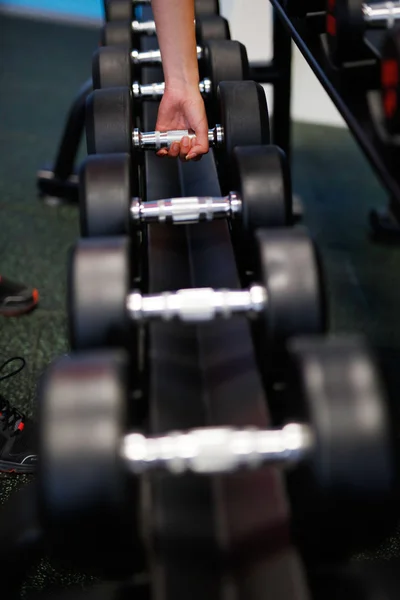 Woman at the fitness gym exercising — Stock Photo, Image