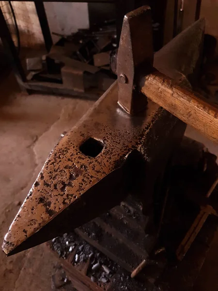 濃い鍛冶屋で耐久性のある錆びたスチールアンビルに置かれた重い古いヴィンテージハンマー — ストック写真