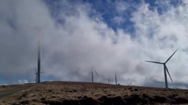 Yüksek dağdaki rüzgar jeneratörlerinden yenilenebilir enerji.