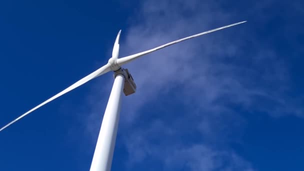 高い山の風力発電機からの再生可能エネルギー — ストック動画