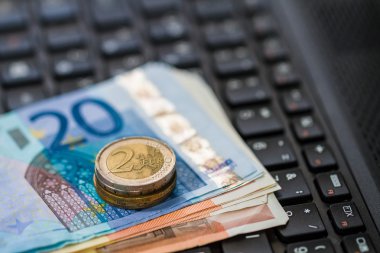 bilgisayar klavye üzerinde para