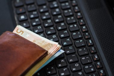 m-cüzdan ve klavye üzerinde para