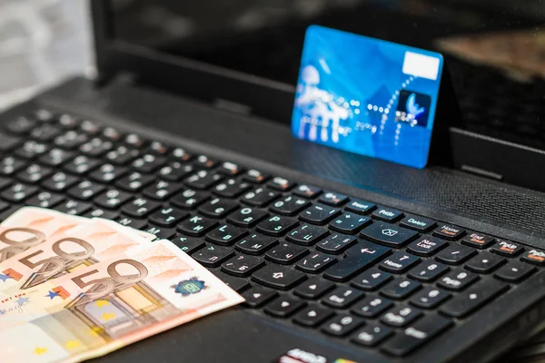 Pieniądze i karty kredytowej na klawiaturze — Zdjęcie stockowe