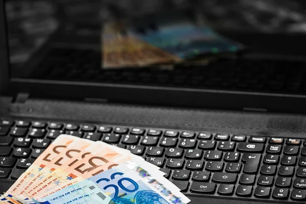 Geld auf der Tastatur — Stockfoto