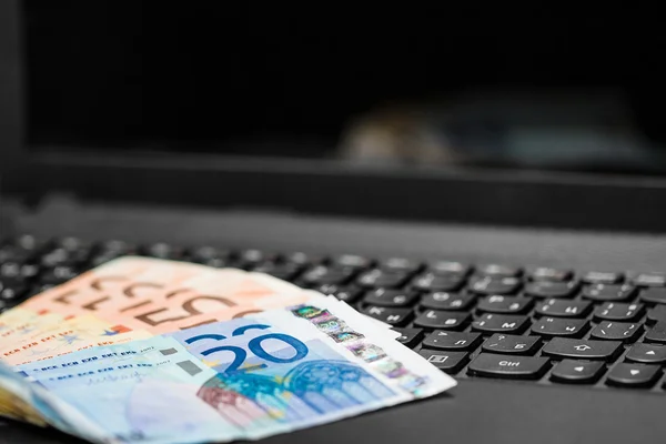 Geld auf der Tastatur des Computers — Stockfoto