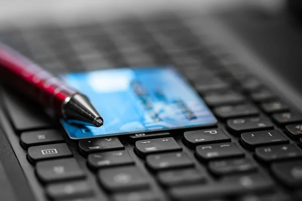Karta kredytowa na klawiaturze — Zdjęcie stockowe