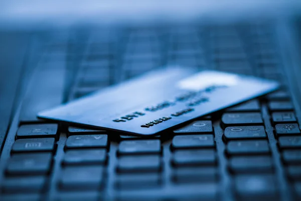 Cartão de crédito no teclado — Fotografia de Stock
