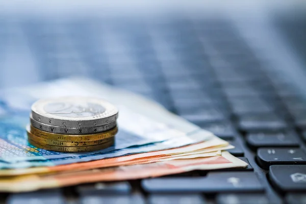 Geld auf der Tastatur des Computers — Stockfoto