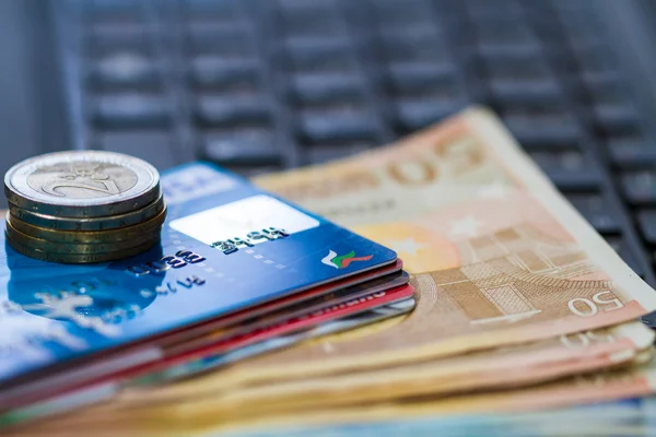 Dinero y tarjeta creit en el teclado — Foto de Stock