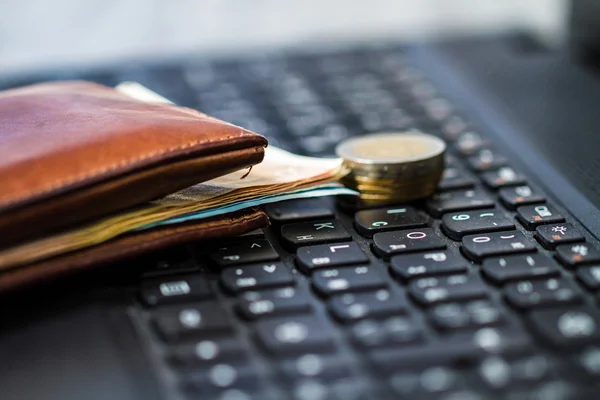 Plånbok och pengar på tangentbordet — Stockfoto