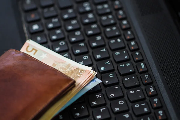 Geldbörse und Geld auf der Tastatur — Stockfoto