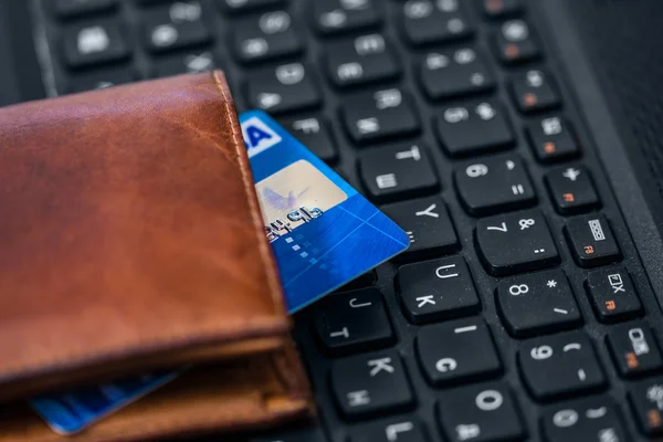財布とキーボードのカード — ストック写真