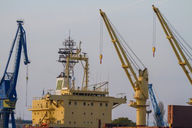 Dock üzerindeki Vinçler