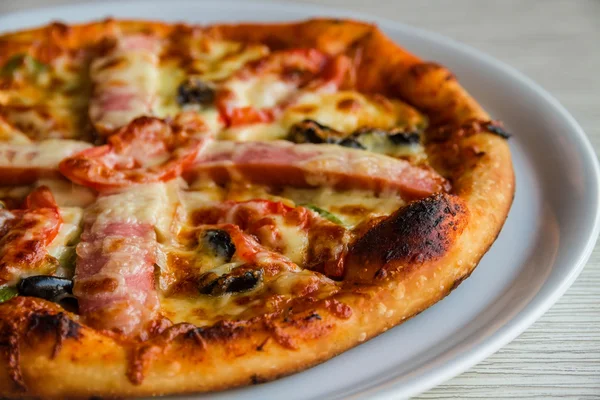Пицца с колбасой — стоковое фото