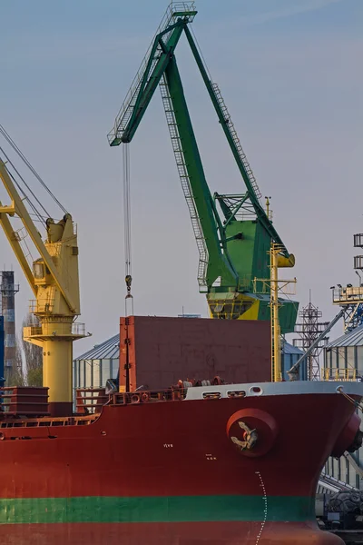 Containerfartyg på dockan — Stockfoto