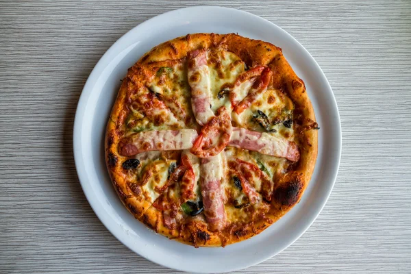 Pizza med korv — Stockfoto