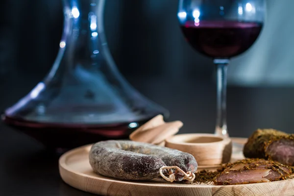 肉肉ソーセージと赤ワイン — ストック写真