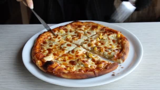 Pizza en restaurante de comida rápida — Vídeo de stock