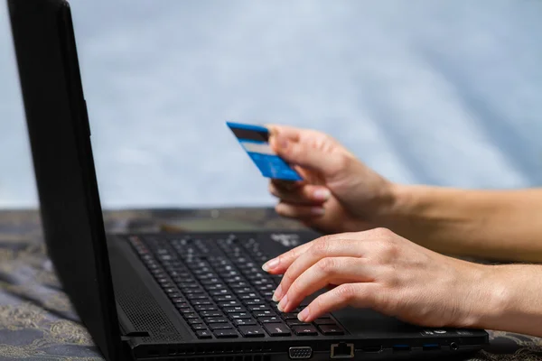 Smartphone und Computer für Online-Zahlungen — Stockfoto