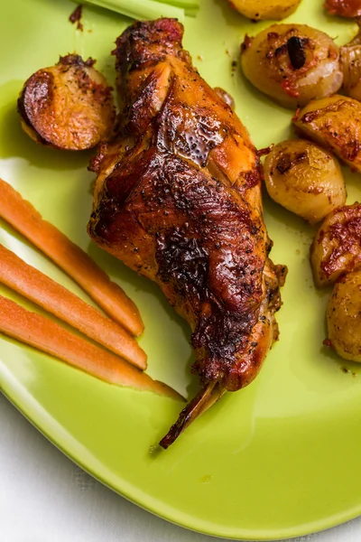 Roasted rabbit leg and vegetables — Stock Photo, Image