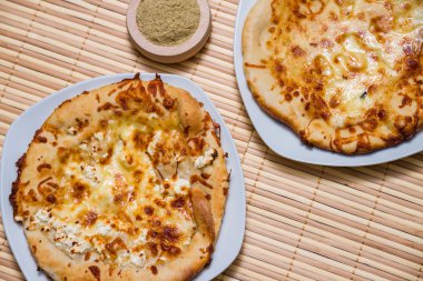 Sarı peynir ile sıcak lezzetli Ekmek pasta