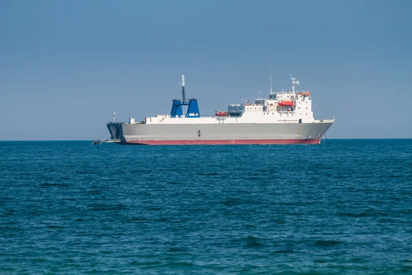 Stora lastfartyg i havet — Stockfoto