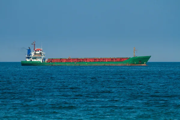 Gran buque de carga en el mar — Foto de Stock