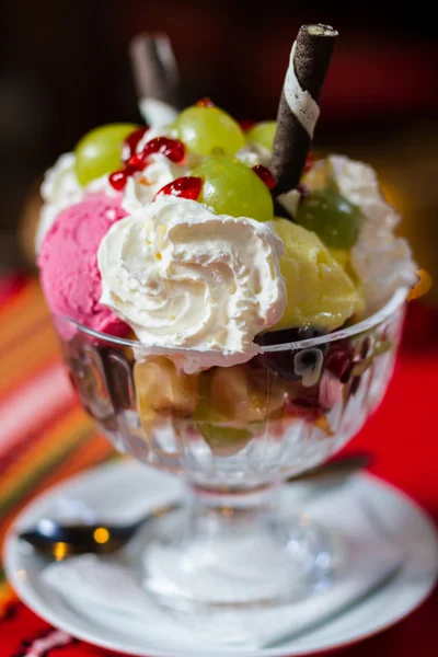 Delicioso helado de vainilla con fresa —  Fotos de Stock