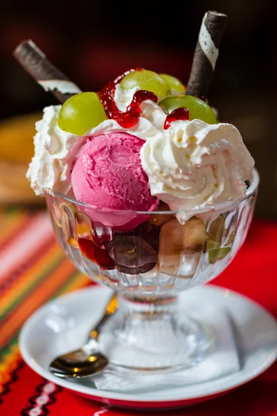 Heerlijk vanille sundae met aardbei — Stockfoto