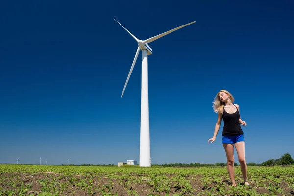 Kobieta w wind power generator — Zdjęcie stockowe